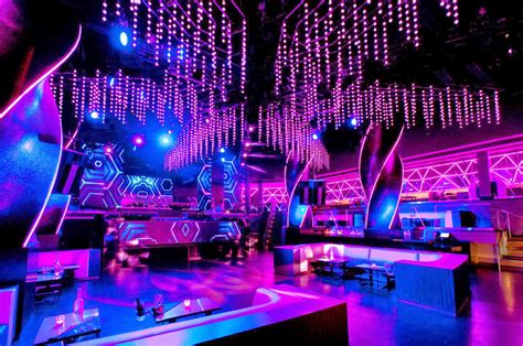 Story miami - Nov 13, 2015 · As if LIV weren’t enough, David Grutman also runs another titan of Miami Beach nightlife: the 27,000-square-foot club with 60-plus VIP-tables known as Story. He 